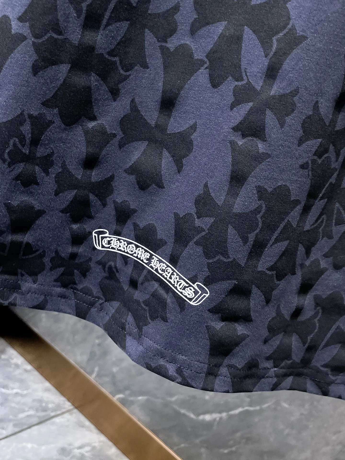 P150 New Chrome Hearts 25ss for summer. High-weight, environmentally friendly and high-quality top-grade fabric. 275g~270g. Customized version with cross-printed short-sleeves. Counter synchronization. Re-engraved version 1:1. Recommended color: customized version black and gray. Size: S, M, L, XL.
